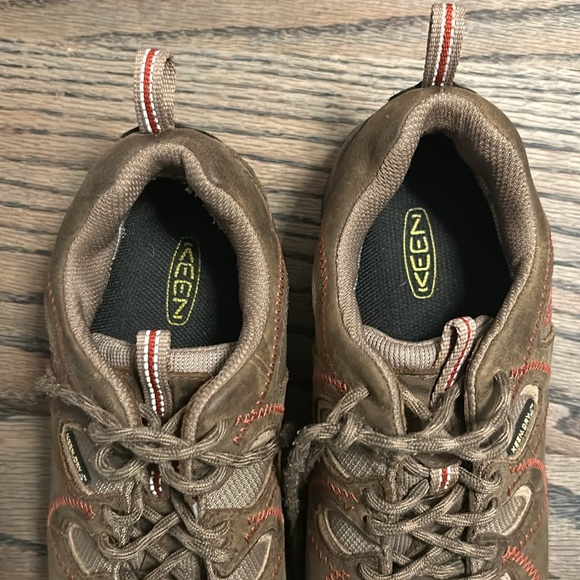 Keen waterproof hiking shoes in size 7.5 - Picture 5 of 9